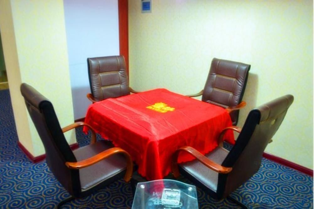 Лоян: Yiyang Three Star Business Hotel