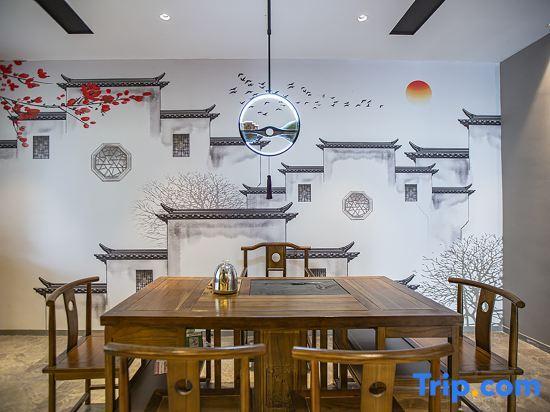 Хуаншань: Homeinn Selected Hotel (Huangshan Binjiang Road Tunxi Old Street)