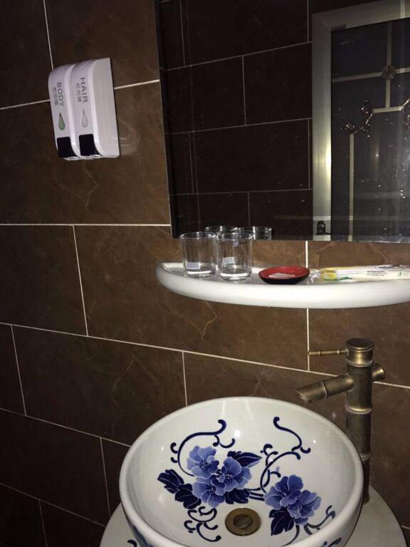 Цзиньчжун: Free Heart Hotel