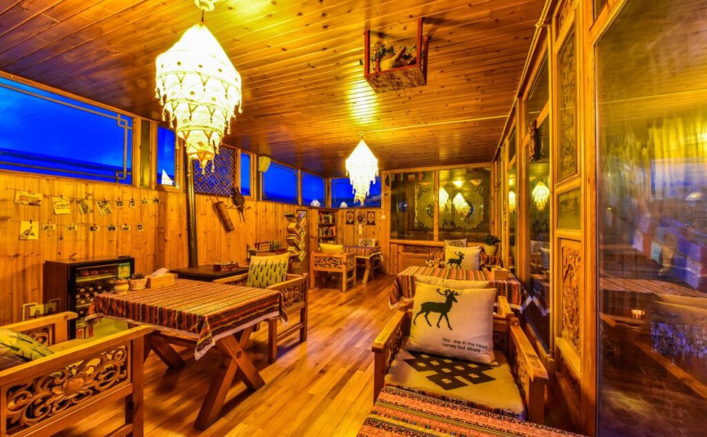 Шангри-Ла: Kersangs Relay Station Hotel