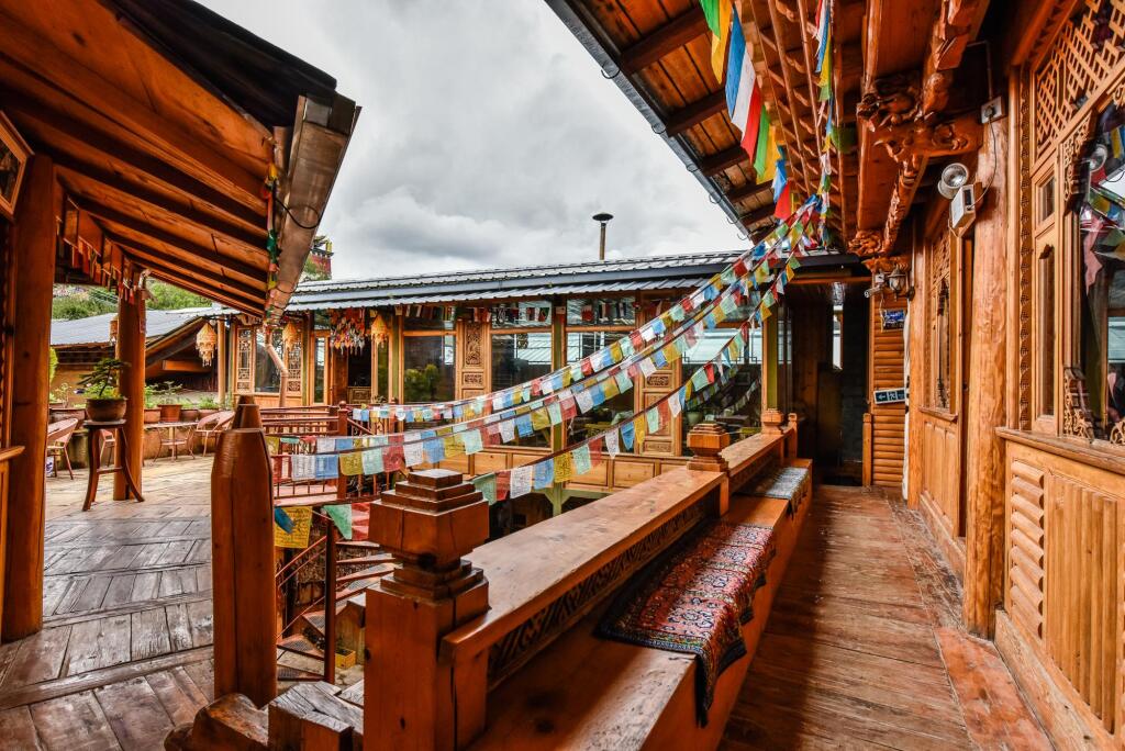 Шангри-Ла: Kersangs Relay Station Hotel