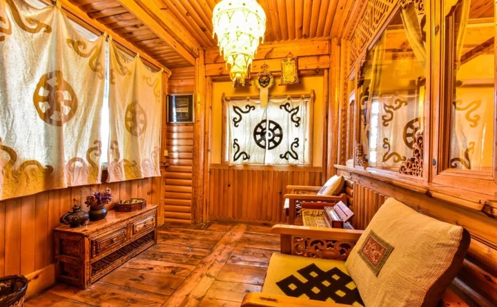 Шангри-Ла: Kersangs Relay Station Hotel