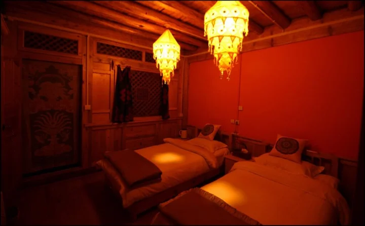 Шангри-Ла: Kersangs Relay Station Hotel