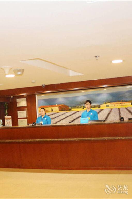Харбин: Hanting Hotel Harbin Railway Station Square