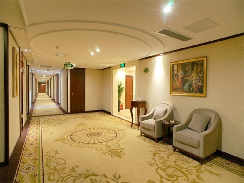 Шанхай: Vienna International Zhoupu Wanda Plaza
