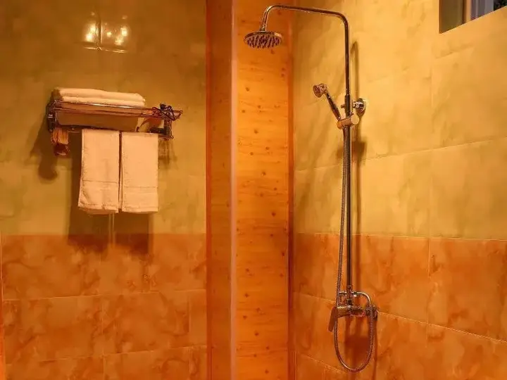 Шангри-Ла: Shangrila Agedtree Hotel