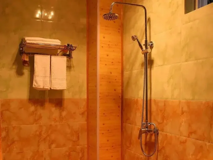 Шангри-Ла: Shangrila Agedtree Hotel