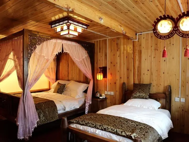 Шангри-Ла: Shangrila Agedtree Hotel