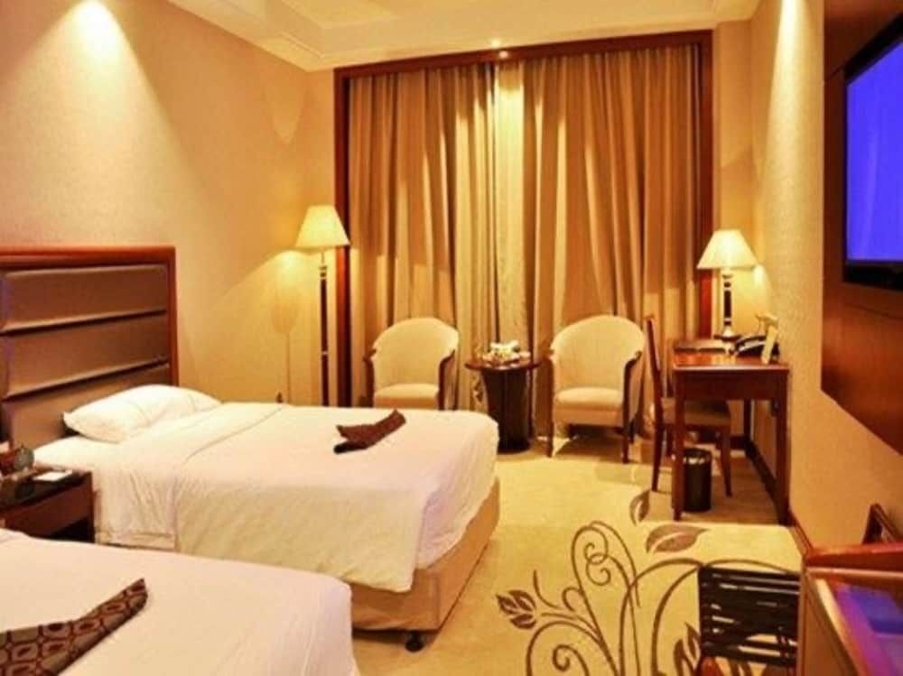 Дунъян: Hengdian World Studios · Guomao Hotel (Qingming Riverside Scene Store)