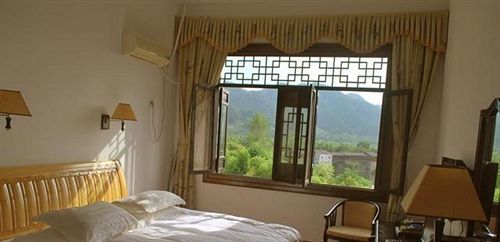 Шанграо: Wuyuan Rainbow Bridge Resort