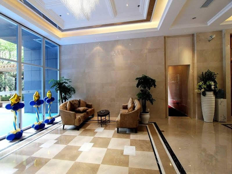 Чунцин: Chongqing Royal Serviced Apartment