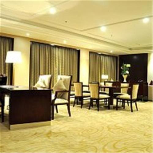 Линьи: Linyi River Hotel