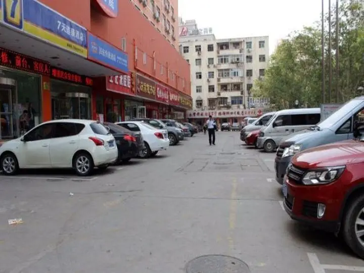 Чжэнчжоу: 7 Days Inn Zhengzhou Railway Station Central Square Branch