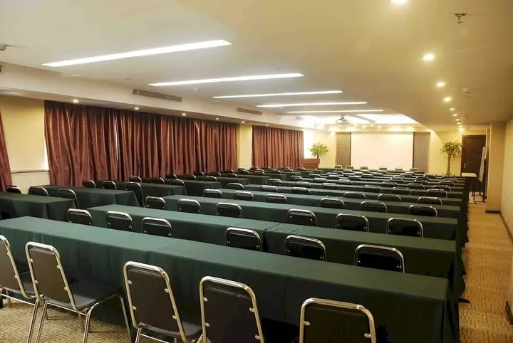Чжэнчжоу: Nine Days Fashion Hotel Zhengzhou China World Trade Center 360 Square