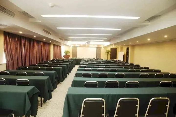 Чжэнчжоу: Nine Days Fashion Hotel Zhengzhou China World Trade Center 360 Square