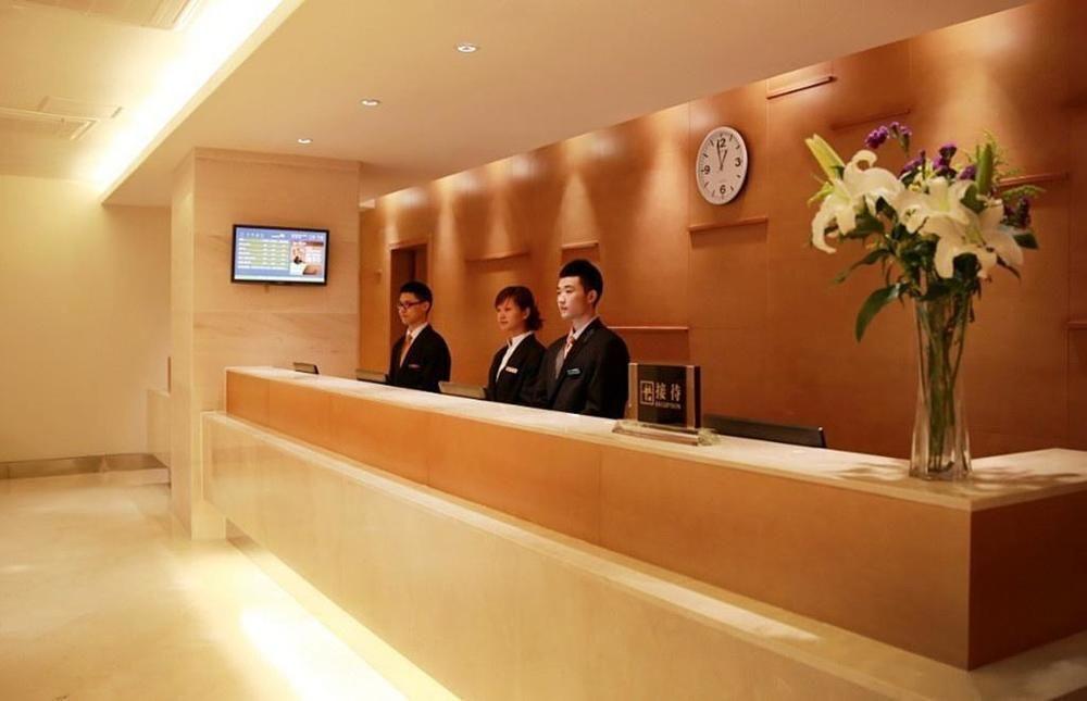 Чунцин: HanTing Hotel (Chongqing Liziba Niujiaotuo Subway Station)