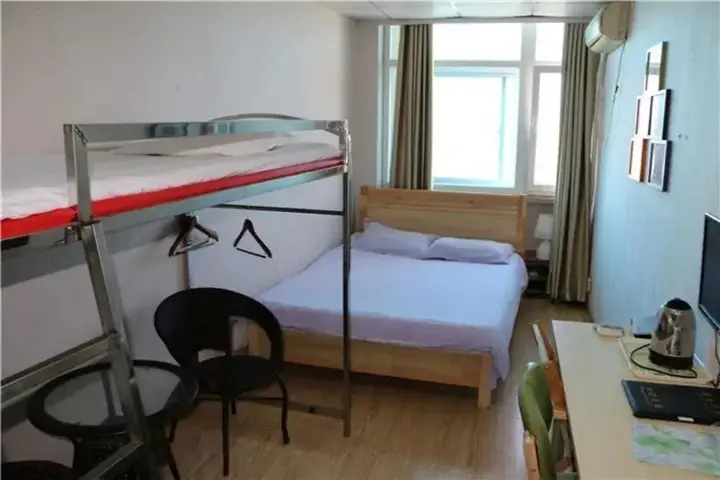 Циндао: Haibian Renjia Apartment