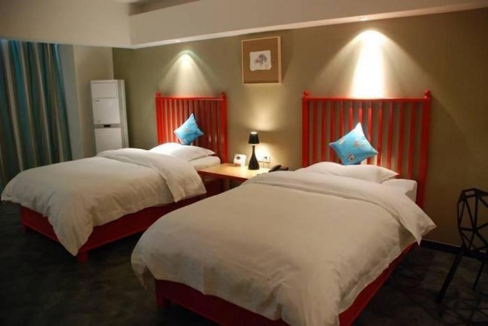 Вэйфан: Yijia Room (Weifang Station)