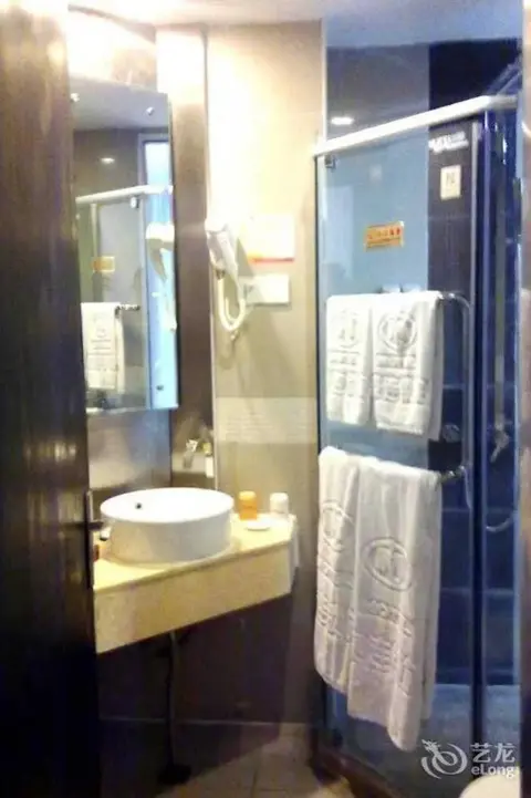 Neijiang: Motel 168