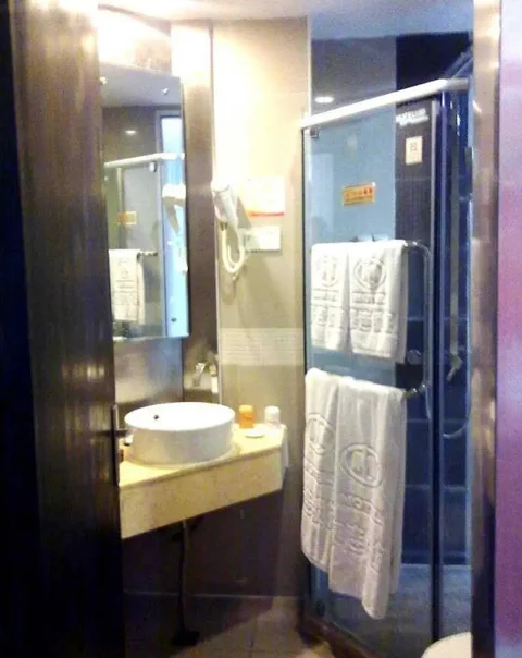 Neijiang: Motel 168