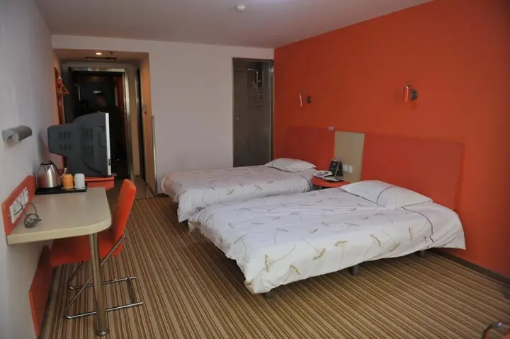 Neijiang: Motel 168