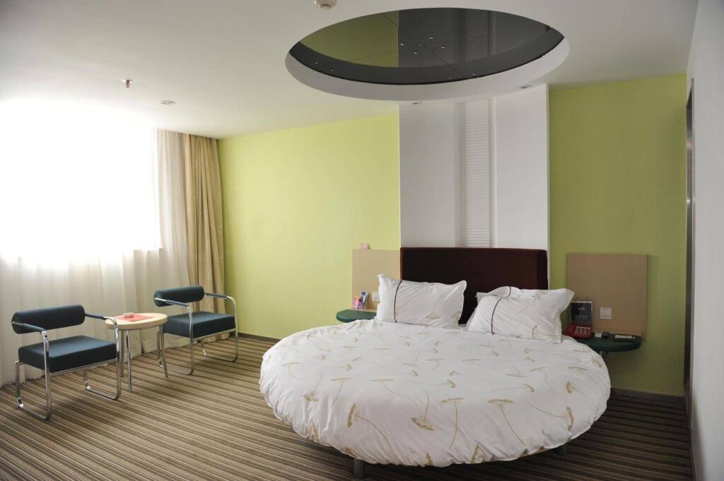 Neijiang: Motel 168