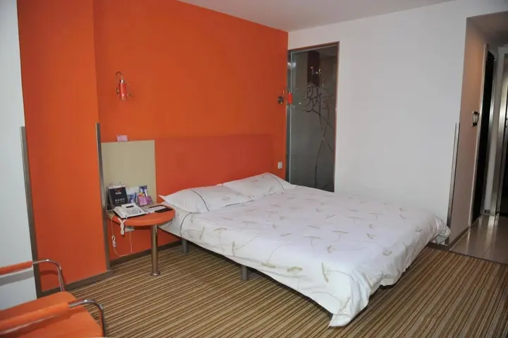 Neijiang: Motel 168