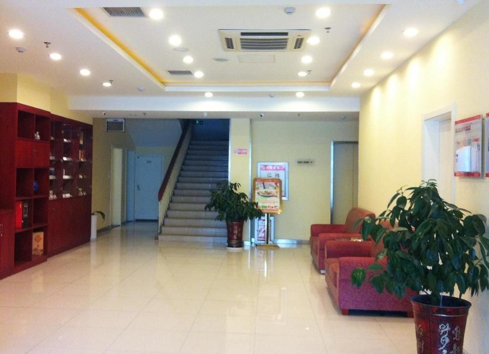 Линьи: Hanting Express Linyi Railway Station