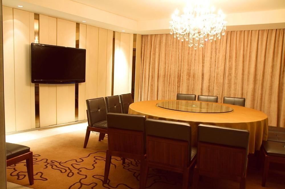 Уху: Wuhu Starlight Puli Hotel