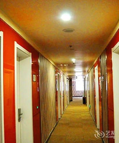 Линьи: Thank Inn Plus Shandong Linyi Lanshan District People Square