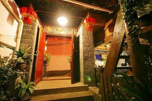 Лицзян: Sing inn Lijiang Flowers Butterflies