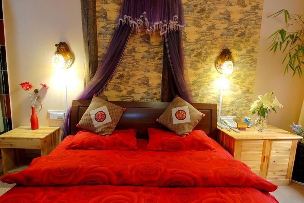 Лицзян: Sing inn Lijiang Flowers Butterflies