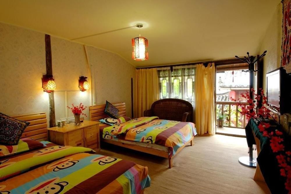 Лицзян: Sing inn Lijiang Flowers Butterflies