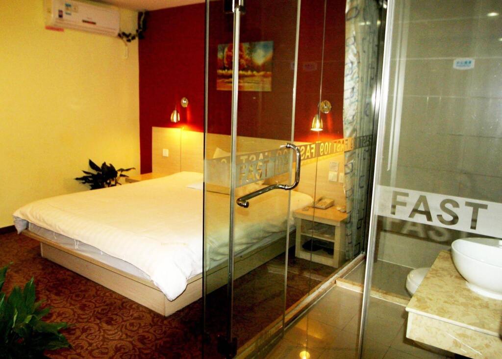 Уху: Fast 109 Hotel