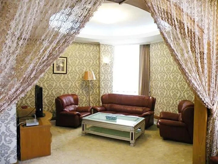 Цзиньчжун: Financial Hotel