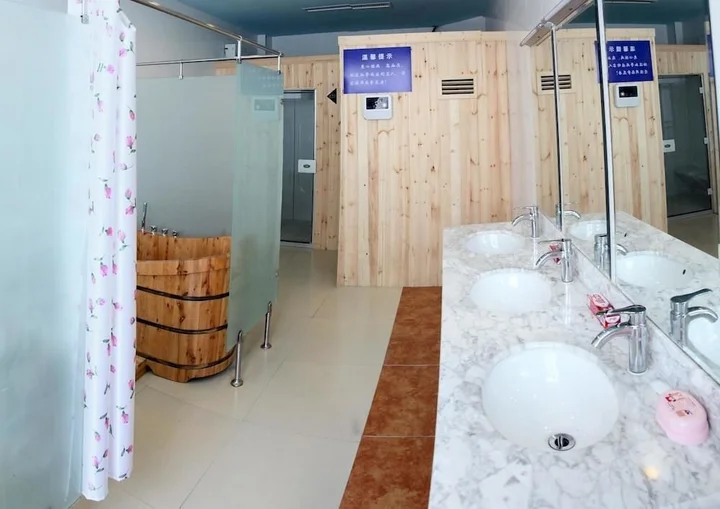 Цзиньчжун: Financial Hotel
