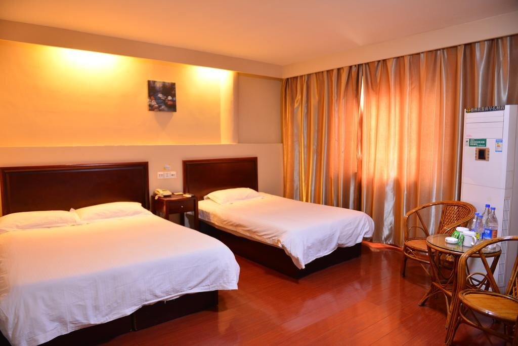 Цзинин: Jinzuan 100 Holiday Hotel