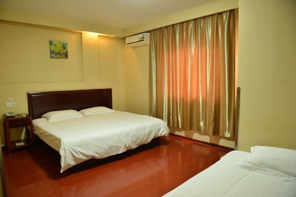 Цзинин: Jinzuan 100 Holiday Hotel