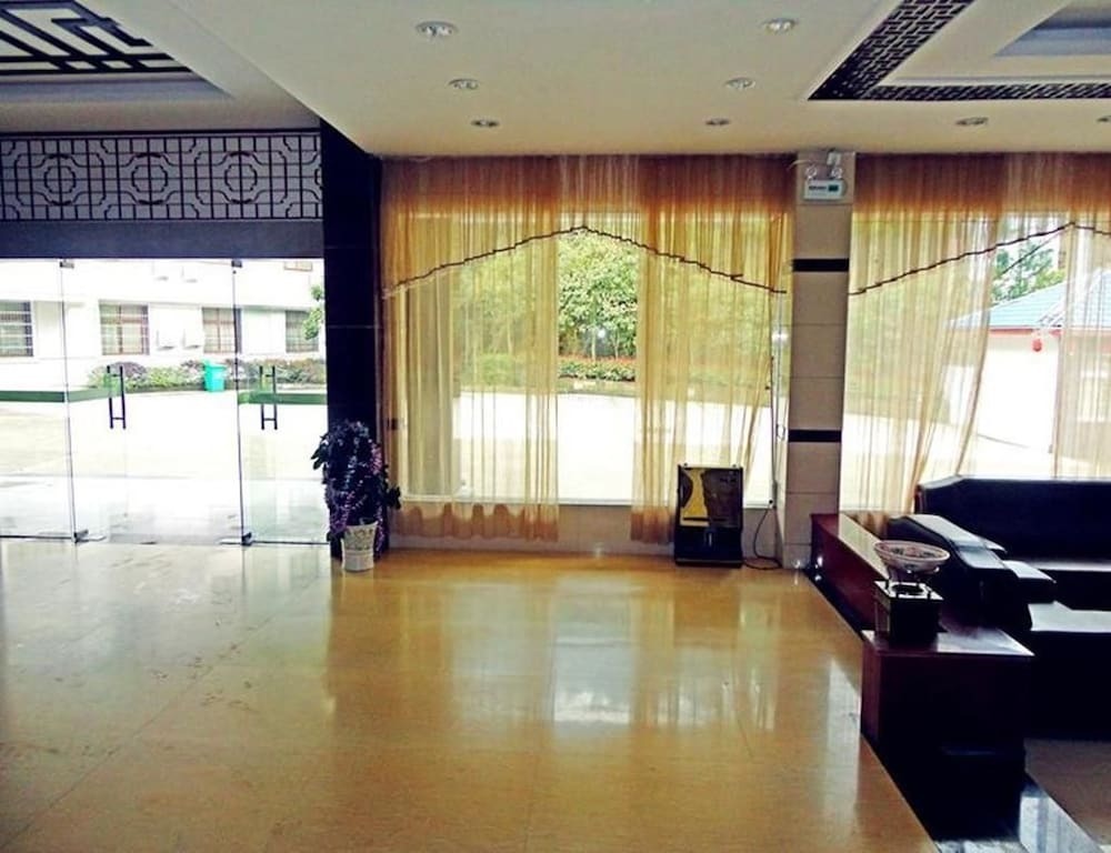 Шанграо: Wuyue Jingqu Hotel Sanqingshan