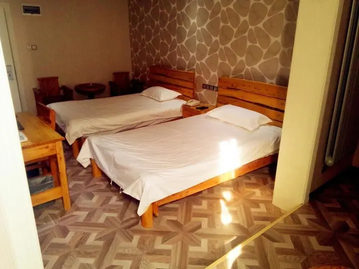 Лоян: Longbai Business Hotel
