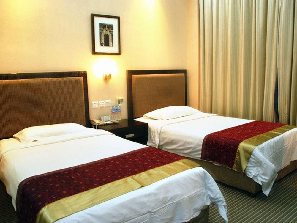Цзинань: Hirun Jinan International