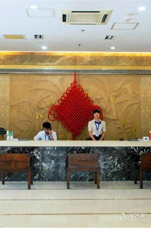 Цзинань: Hirun Jinan International