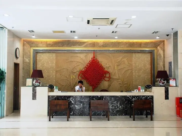 Цзинань: Hirun Jinan International