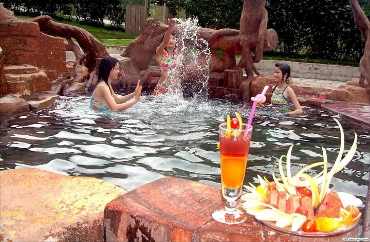 Янгиианг: Salt Water Hot Spring Mountain Villa