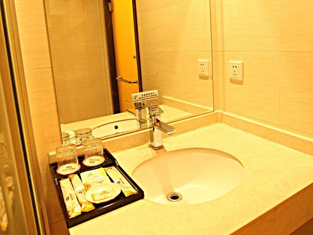 Вэйнань: Huashan Jin Feng Business Hotel