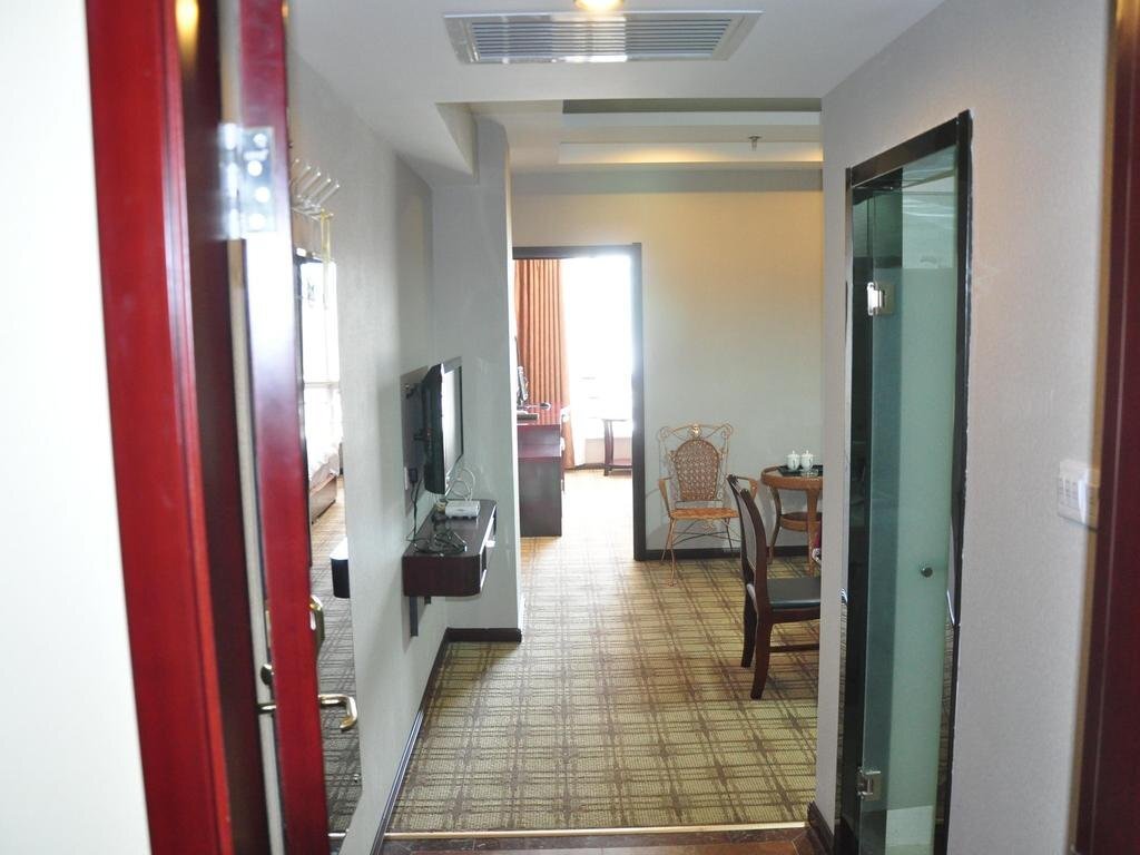 Вэйнань: Huashan Jin Feng Business Hotel