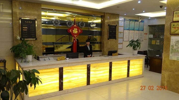 Вэйнань: Huashan Jin Feng Business Hotel