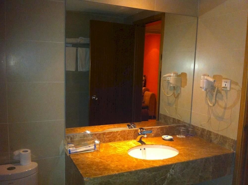 Шанграо: Nanyang Crystal Hotel