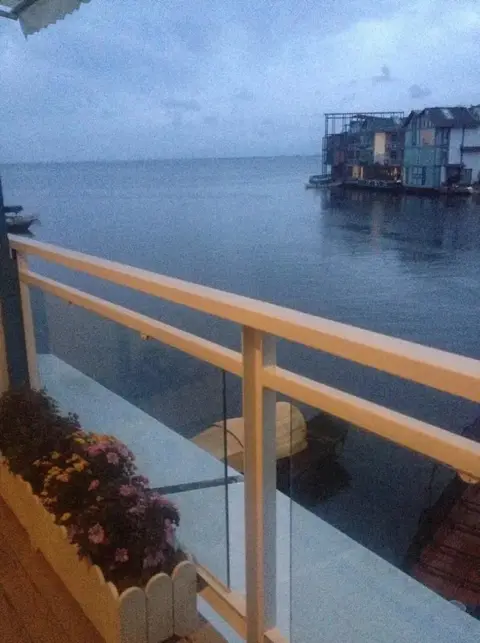 Дали: Sea View Inn
