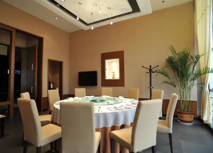 Куньмин: Dianchi Jinya Restaurant